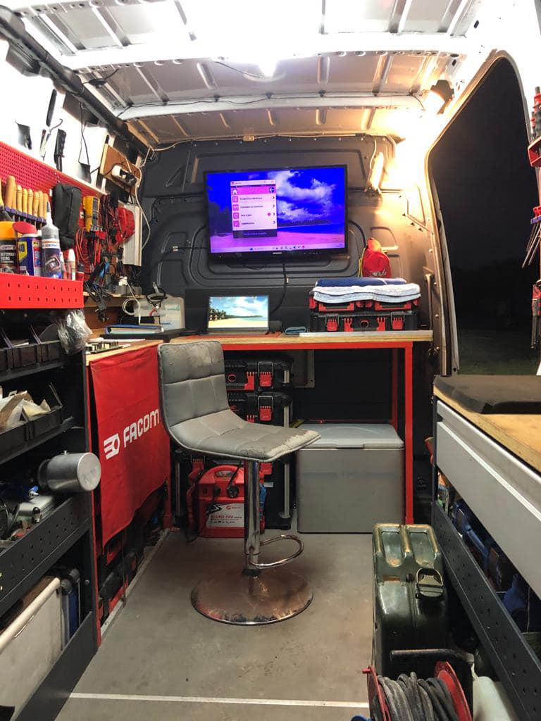 Intérieur de l’atelier mobile EDV SERVICES aménagé pour la révision et le diagnostic