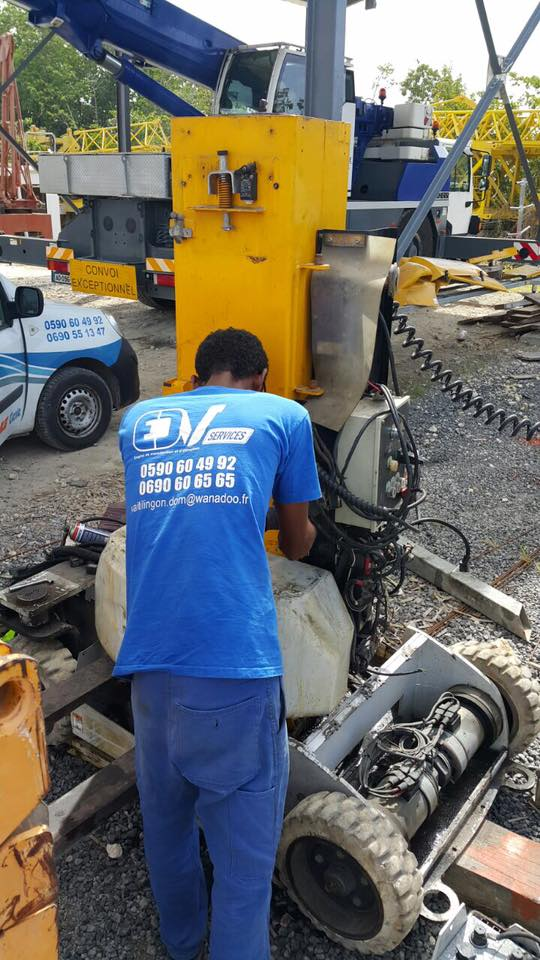 Technicien EDV SERVICES en intervention de révision atelier sur un équipement