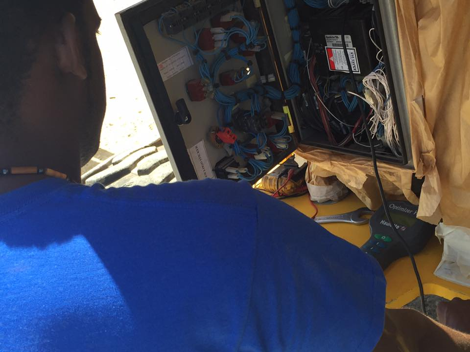 Révision atelier sur un coffret électrique par un technicien EDV SERVICES