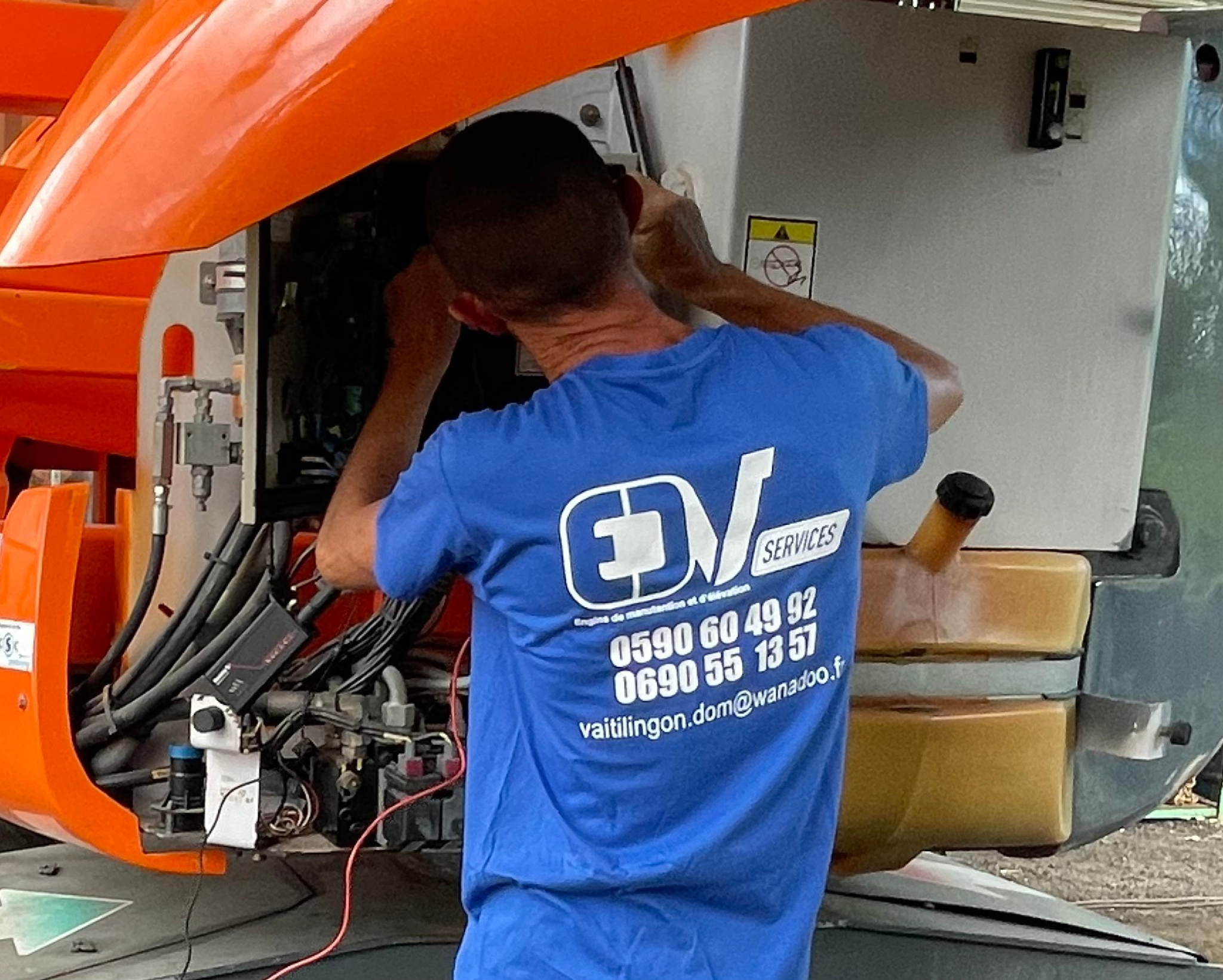 Technicien EDV SERVICES en maintenance sur un équipement d’élévation