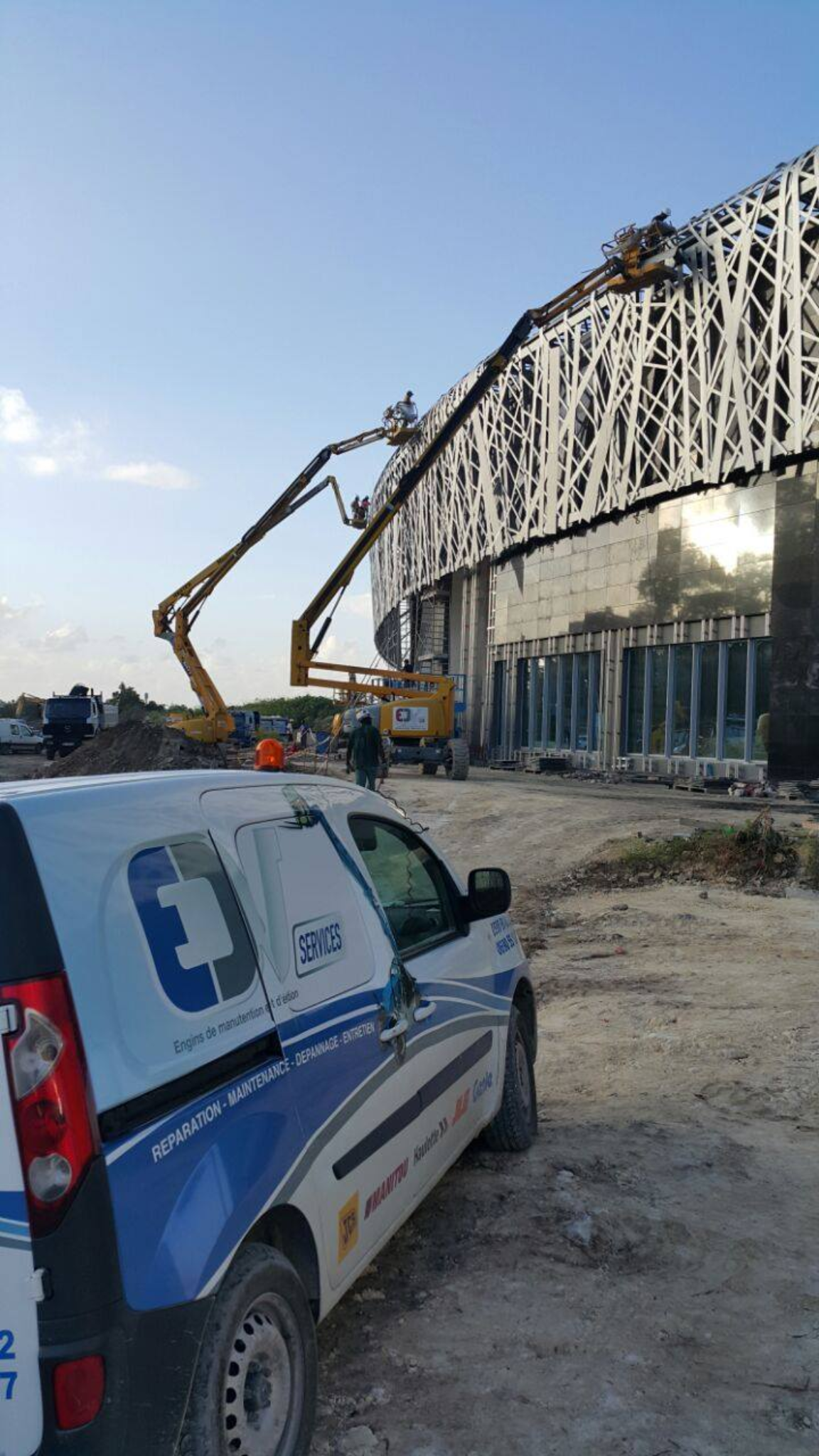 Intervention EDV SERVICES sur chantier avec nacelles et véhicule d’assistance